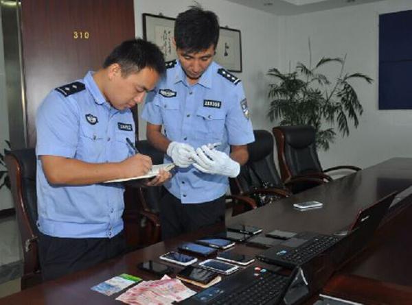 南京市浦口警方正清点四川美姑县籍“蜘蛛大盗”入室盗窃团伙所得赃物。