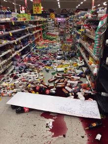 震后的超市一片狼藉