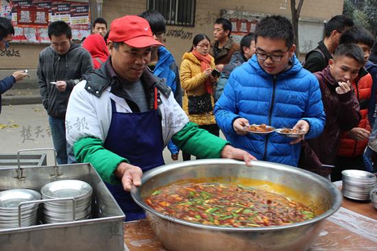 学校免费发鱼肉大餐