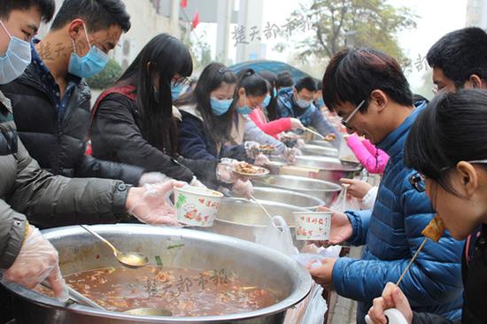 学校免费发鱼肉大餐