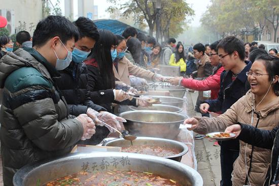 学校免费发鱼肉大餐
