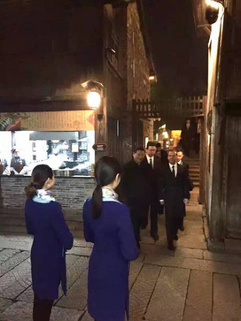 习近平和梅德韦杰夫夜游乌镇