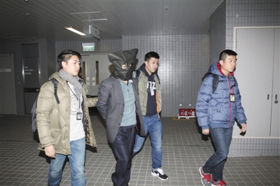 25日，中国香港，警方押送史某抵达香港东区法院。史某涉嫌在美国洛杉矶杀死两名华裔少年。