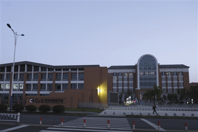 昨日，常州外国语学校。该校日前被曝出建在污染地块旁，近500名学生身体异常。