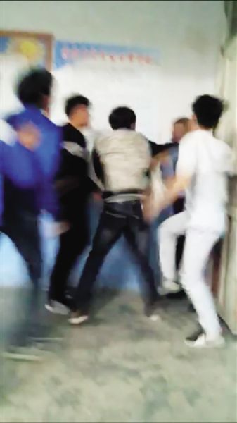 中学生拒交试卷 拿板凳群殴老师