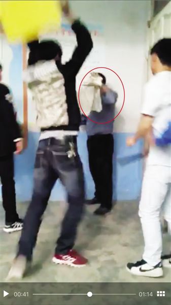 中学生拒交试卷 拿板凳群殴老师