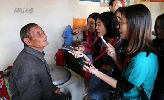 骆驼湾村民唐荣斌介绍3年来的家庭变化。2012年底，习近平总书记曾到访过他家。腾讯大燕网 寇家祥 摄