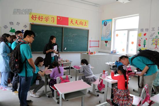 骆驼湾村的小学生用上了崭新的课桌椅。腾讯大燕网 寇家祥 摄