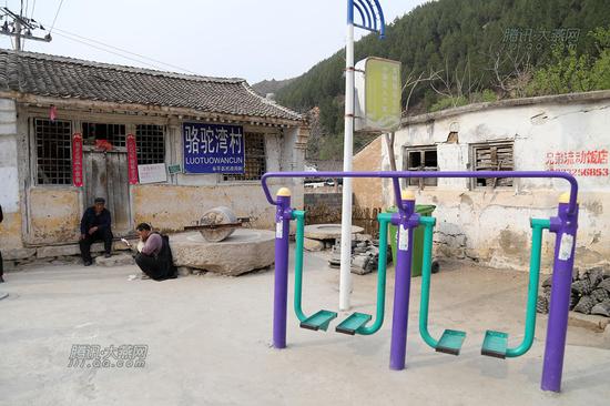 骆驼湾村丰富村民文化生活的大戏台在紧张装修中。腾讯大燕网 寇家祥 摄有关部门为骆驼湾村安装了体育健身设施。腾讯大燕网 寇家祥 摄