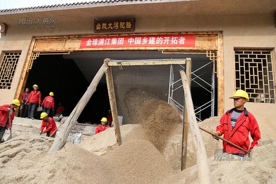 骆驼湾村丰富村民文化生活的大戏台在紧张装修中。腾讯大燕网 寇家祥 摄有关部门为骆驼湾村安装了体育健身设施。腾讯大燕网 寇家祥 摄