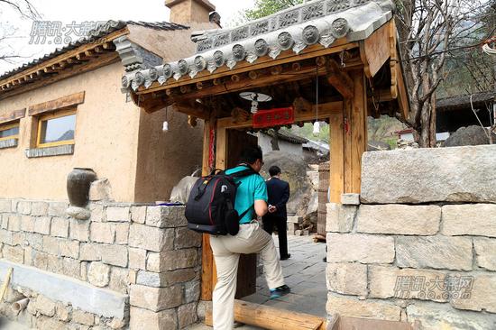 2012年底，习近平总书记冒着零下十几摄氏度的严寒，来到地处太行山深处的全国扶贫开发重点县阜平县，看望困难群众，共商脱贫致富之策。现如今已经过去了3年多，这里发生了翻天覆地的变化，骆驼湾村村民住上了新房子。腾讯大燕网 寇家祥 摄