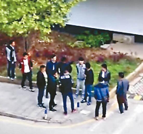 血贩聚集在捐血中心外。(电视画面)