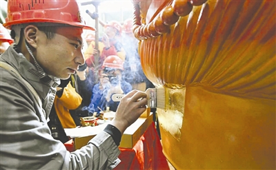 工人师傅正在贴金箔